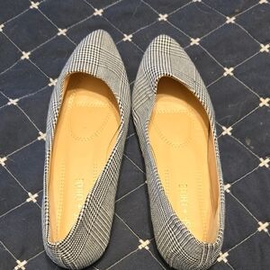 Chic Women's Black and White Flats